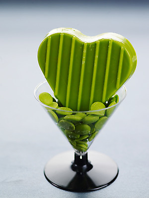 포토 JPG 스튜디오촬영 기념일 음식 백그라운드 디저트 잔 실내 발렌타인데이 이벤트 근접촬영 사람없음 장식 초록색 초콜릿 하트 오브젝트 칵테일잔 국내포토 모양 식기 뷰포인트 컬러 술잔 데이이벤트 파일형식