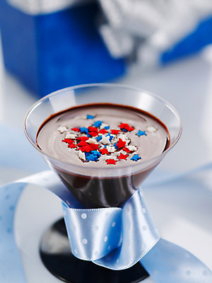 포토 JPG 스튜디오촬영 기념일 별 리본 음식 백그라운드 디저트 잔 실내 발렌타인데이 이벤트 사람없음 장식 선물상자 초콜릿 오브젝트 칵테일잔 국내포토 자연요소 식기 술잔 데이이벤트 선물 상자 파일형식