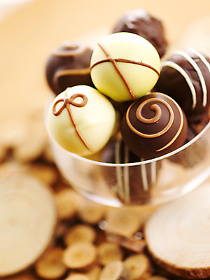 포토 JPG 스튜디오촬영 기념일 음식 백그라운드 디저트 잔 실내 발렌타인데이 이벤트 근접촬영 사람없음 장식 초콜릿 나무조각 국내포토 식기 뷰포인트 데이이벤트 파일형식