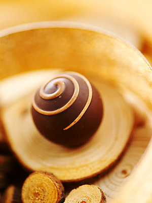 포토 JPG 스튜디오촬영 기념일 음식 백그라운드 디저트 실내 발렌타인데이 이벤트 근접촬영 사람없음 장식 한개 초콜릿 나무조각 국내포토 1 뷰포인트 데이이벤트 파일형식