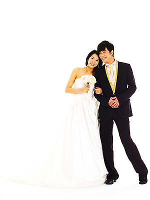 포토 JPG 스튜디오촬영 전신 커플 드레스 여자 기념일 남자 꽃 신부 부케 웨딩드레스 포즈 신랑 결혼 왕관 실내 서기 미소 웃음 누끼 사람 동양인 정장 턱시도 손짓 이벤트 20대 성인 두명 청춘 팔짱 한국인 티아라 청년만 성인만 국내포토 식물 옷 꽃다발 컨셉 관계 모션 표정 인종 청년 내부 파일형식