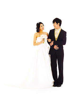 포토 JPG 스튜디오촬영 전신 커플 드레스 여자 기념일 남자 꽃 신부 부케 웨딩드레스 포즈 신랑 결혼 왕관 실내 서기 미소 웃음 누끼 사람 동양인 정장 턱시도 손짓 이벤트 20대 성인 두명 청춘 마주보기 팔짱 한국인 티아라 청년만 성인만 국내포토 식물 옷 꽃다발 컨셉 관계 모션 표정 인종 청년 내부 파일형식