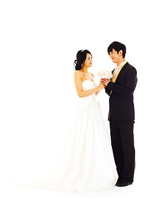 포토 JPG 스튜디오촬영 전신 커플 드레스 여자 기념일 남자 꽃 신부 부케 웨딩드레스 포즈 신랑 결혼 왕관 실내 서기 미소 웃음 누끼 사람 동양인 정장 턱시도 손짓 이벤트 20대 성인 두명 청춘 마주보기 손잡기 한국인 티아라 청년만 성인만 국내포토 식물 옷 꽃다발 컨셉 관계 모션 표정 인종 청년 내부 파일형식