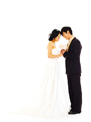 포토 JPG 스튜디오촬영 전신 커플 드레스 여자 기념일 남자 꽃 신부 부케 웨딩드레스 포즈 신랑 결혼 왕관 실내 서기 미소 웃음 누끼 사람 동양인 정장 턱시도 손짓 이벤트 20대 성인 두명 청춘 마주보기 손잡기 한국인 티아라 청년만 성인만 국내포토 식물 옷 꽃다발 컨셉 관계 모션 표정 인종 청년 내부 파일형식
