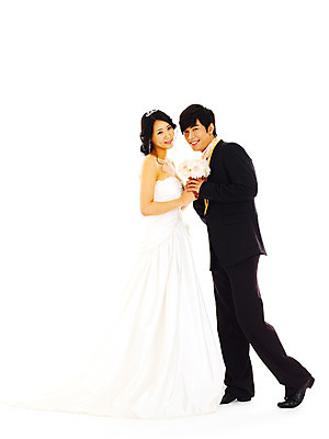 포토 JPG 스튜디오촬영 전신 커플 드레스 여자 기념일 남자 꽃 신부 부케 웨딩드레스 포즈 신랑 결혼 왕관 실내 서기 미소 웃음 누끼 사람 동양인 정장 턱시도 손짓 이벤트 20대 성인 두명 청춘 손잡기 한국인 티아라 청년만 성인만 국내포토 식물 옷 꽃다발 컨셉 관계 모션 표정 인종 청년 내부 파일형식