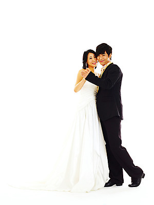 포토 JPG 스튜디오촬영 전신 커플 드레스 여자 기념일 남자 신부 웨딩드레스 포즈 신랑 결혼 왕관 실내 서기 미소 웃음 누끼 사람 동양인 정장 턱시도 손짓 이벤트 20대 성인 두명 청춘 손잡기 한국인 티아라 청년만 성인만 국내포토 옷 컨셉 관계 모션 표정 인종 청년 내부 파일형식