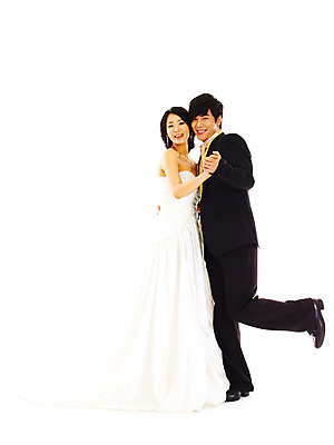 포토 JPG 스튜디오촬영 전신 커플 드레스 여자 기념일 남자 신부 웨딩드레스 포즈 신랑 결혼 왕관 실내 서기 미소 웃음 누끼 사람 동양인 정장 턱시도 손짓 이벤트 20대 성인 두명 청춘 손잡기 한국인 티아라 청년만 성인만 국내포토 옷 컨셉 관계 모션 표정 인종 청년 내부 파일형식