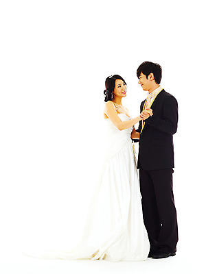 포토 JPG 스튜디오촬영 전신 커플 드레스 여자 기념일 남자 신부 웨딩드레스 포즈 신랑 결혼 왕관 실내 서기 미소 웃음 누끼 사람 동양인 정장 턱시도 손짓 이벤트 20대 성인 두명 청춘 마주보기 손잡기 한국인 티아라 청년만 성인만 국내포토 옷 컨셉 관계 모션 표정 인종 청년 내부 파일형식