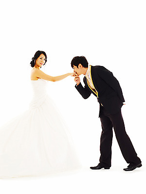 포토 JPG 스튜디오촬영 전신 커플 드레스 여자 기념일 남자 신부 웨딩드레스 포즈 신랑 결혼 왕관 키스 실내 서기 미소 웃음 누끼 사람 동양인 정장 턱시도 손짓 이벤트 20대 성인 두명 청춘 손잡기 한국인 티아라 손등 청년만 성인만 국내포토 손 옷 컨셉 관계 모션 표정 인종 청년 내부 애정표현 파일형식