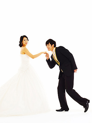 포토 JPG 스튜디오촬영 전신 커플 드레스 여자 기념일 남자 신부 웨딩드레스 포즈 신랑 결혼 왕관 실내 서기 미소 웃음 누끼 사람 동양인 정장 턱시도 손짓 이벤트 20대 성인 두명 청춘 손잡기 한국인 티아라 청년만 성인만 국내포토 옷 컨셉 관계 모션 표정 인종 청년 내부 파일형식