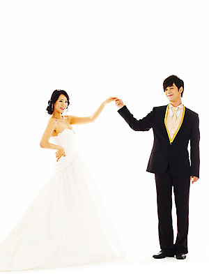 포토 JPG 스튜디오촬영 전신 커플 드레스 여자 기념일 남자 신부 웨딩드레스 포즈 신랑 결혼 왕관 실내 서기 미소 웃음 누끼 사람 동양인 정장 턱시도 손짓 이벤트 20대 성인 두명 청춘 손잡기 한국인 티아라 청년만 성인만 국내포토 옷 컨셉 관계 모션 표정 인종 청년 내부 파일형식