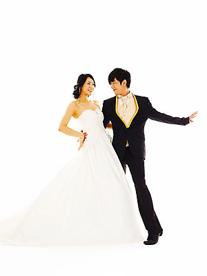 포토 JPG 스튜디오촬영 전신 커플 드레스 여자 기념일 남자 신부 웨딩드레스 포즈 신랑 결혼 왕관 실내 서기 미소 웃음 누끼 사람 동양인 정장 턱시도 손짓 이벤트 20대 성인 두명 청춘 한국인 티아라 청년만 성인만 국내포토 옷 컨셉 관계 모션 표정 인종 청년 내부 파일형식