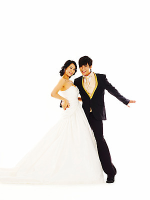 포토 JPG 스튜디오촬영 전신 커플 드레스 여자 기념일 남자 신부 웨딩드레스 포즈 신랑 결혼 왕관 실내 서기 미소 웃음 누끼 사람 동양인 정장 턱시도 손짓 이벤트 20대 성인 두명 청춘 한국인 티아라 청년만 성인만 국내포토 옷 컨셉 관계 모션 표정 인종 청년 내부 파일형식