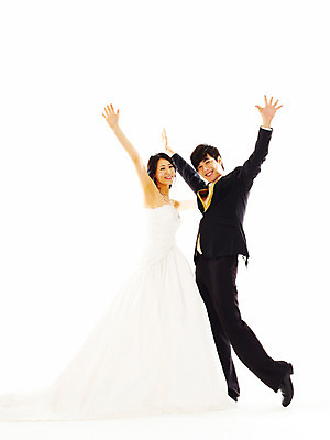 포토 JPG 스튜디오촬영 전신 커플 드레스 여자 기념일 남자 신부 웨딩드레스 포즈 신랑 결혼 왕관 실내 서기 미소 웃음 누끼 사람 동양인 정장 턱시도 손짓 이벤트 20대 성인 두명 청춘 만세 한국인 티아라 청년만 성인만 국내포토 옷 컨셉 관계 모션 표정 인종 청년 내부 파일형식