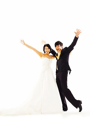 포토 JPG 스튜디오촬영 전신 커플 드레스 여자 기념일 남자 신부 웨딩드레스 포즈 신랑 결혼 왕관 실내 서기 미소 웃음 누끼 사람 동양인 정장 턱시도 손짓 이벤트 20대 성인 두명 청춘 만세 한국인 티아라 청년만 성인만 국내포토 옷 컨셉 관계 모션 표정 인종 청년 내부 파일형식