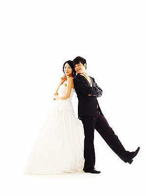 포토 JPG 스튜디오촬영 전신 커플 드레스 여자 기념일 남자 신부 웨딩드레스 포즈 신랑 결혼 왕관 실내 서기 미소 웃음 누끼 사람 동양인 정장 턱시도 손짓 이벤트 20대 성인 두명 청춘 한국인 티아라 청년만 성인만 국내포토 옷 컨셉 관계 모션 표정 인종 청년 내부 파일형식