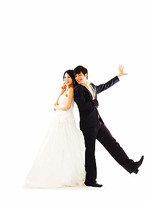 포토 JPG 스튜디오촬영 전신 커플 드레스 여자 기념일 남자 신부 웨딩드레스 포즈 신랑 결혼 왕관 실내 서기 미소 웃음 누끼 사람 동양인 정장 턱시도 손짓 이벤트 20대 성인 두명 청춘 한국인 티아라 청년만 성인만 국내포토 옷 컨셉 관계 모션 표정 인종 청년 내부 파일형식