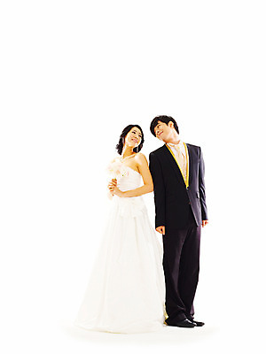 포토 JPG 스튜디오촬영 전신 커플 드레스 여자 기념일 남자 꽃 신부 부케 웨딩드레스 포즈 신랑 결혼 왕관 실내 서기 미소 웃음 누끼 사람 동양인 정장 턱시도 손짓 이벤트 20대 성인 두명 청춘 팔짱 한국인 티아라 청년만 성인만 국내포토 식물 옷 꽃다발 컨셉 관계 모션 표정 인종 청년 내부 파일형식