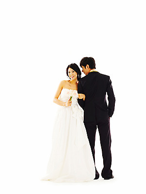 포토 JPG 스튜디오촬영 전신 커플 드레스 여자 기념일 남자 꽃 신부 부케 웨딩드레스 포즈 신랑 결혼 왕관 실내 서기 미소 웃음 누끼 사람 동양인 정장 턱시도 손짓 이벤트 20대 성인 두명 뒷모습 청춘 팔짱 한국인 티아라 청년만 성인만 국내포토 식물 옷 뷰포인트 꽃다발 컨셉 관계 모션 표정 인종 청년 내부 파일형식