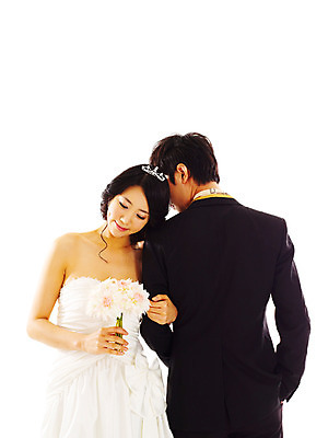 포토 JPG 스튜디오촬영 커플 드레스 여자 기념일 남자 꽃 신부 부케 웨딩드레스 포즈 신랑 결혼 왕관 실내 서기 미소 웃음 누끼 사람 동양인 정장 턱시도 손짓 이벤트 상반신 20대 성인 두명 뒷모습 청춘 팔짱 한국인 티아라 청년만 성인만 국내포토 식물 옷 뷰포인트 꽃다발 컨셉 관계 모션 표정 인종 청년 내부 파일형식