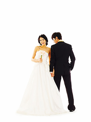 포토 JPG 스튜디오촬영 전신 커플 드레스 여자 기념일 남자 꽃 신부 부케 웨딩드레스 포즈 신랑 결혼 왕관 실내 서기 미소 웃음 누끼 사람 동양인 정장 턱시도 손짓 이벤트 20대 성인 두명 뒷모습 청춘 한국인 티아라 청년만 성인만 국내포토 식물 옷 뷰포인트 꽃다발 컨셉 관계 모션 표정 인종 청년 내부 파일형식