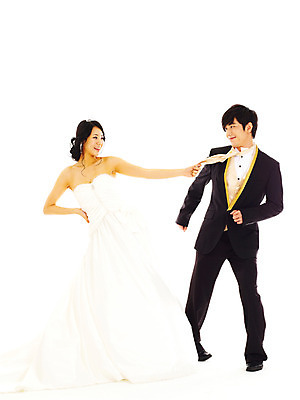 포토 JPG 스튜디오촬영 전신 커플 드레스 여자 기념일 남자 신부 웨딩드레스 포즈 신랑 결혼 넥타이 왕관 실내 서기 미소 웃음 누끼 사람 동양인 정장 턱시도 손짓 이벤트 20대 성인 두명 청춘 한국인 티아라 청년만 성인만 국내포토 잡화 옷 컨셉 관계 모션 표정 인종 청년 내부 파일형식