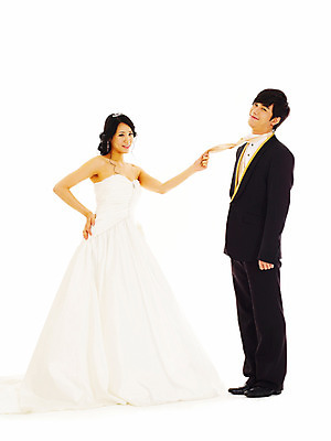 포토 JPG 스튜디오촬영 전신 커플 드레스 여자 기념일 남자 신부 웨딩드레스 포즈 신랑 결혼 넥타이 왕관 실내 서기 미소 웃음 누끼 사람 동양인 정장 턱시도 손짓 이벤트 20대 성인 두명 청춘 한국인 티아라 청년만 성인만 국내포토 잡화 옷 컨셉 관계 모션 표정 인종 청년 내부 파일형식