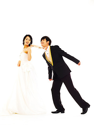 포토 JPG 스튜디오촬영 전신 커플 드레스 여자 기념일 남자 신부 웨딩드레스 포즈 신랑 결혼 넥타이 왕관 실내 서기 미소 웃음 누끼 사람 동양인 정장 턱시도 손짓 이벤트 20대 성인 두명 청춘 한국인 티아라 청년만 성인만 국내포토 잡화 옷 컨셉 관계 모션 표정 인종 청년 내부 파일형식