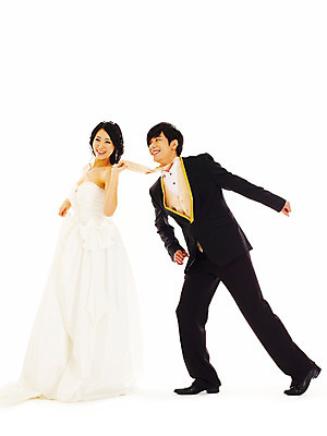 포토 JPG 스튜디오촬영 전신 커플 드레스 여자 기념일 남자 신부 웨딩드레스 포즈 신랑 결혼 넥타이 왕관 실내 서기 미소 웃음 누끼 사람 동양인 정장 턱시도 손짓 이벤트 20대 성인 두명 청춘 한국인 티아라 청년만 성인만 국내포토 잡화 옷 컨셉 관계 모션 표정 인종 청년 내부 파일형식