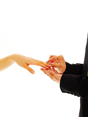 포토 JPG 스튜디오촬영 손 드레스 기념일 포즈 결혼 프로포즈 실내 사람 동양인 손짓 이벤트 20대 성인 두명 신체부위 청춘 한국인 반지 결혼반지 커플반지 청년만 성인만 국내포토 옷 컨셉 장신구 모션 인종 청년 내부 파일형식