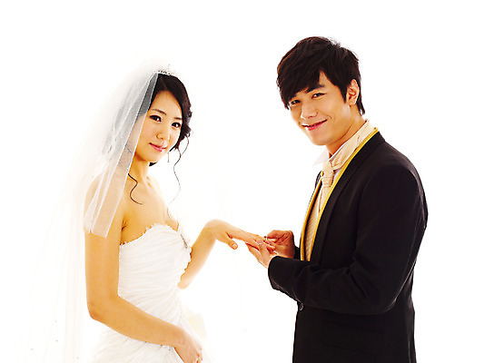 포토 JPG 스튜디오촬영 커플 드레스 여자 기념일 남자 신부 웨딩드레스 포즈 신랑 결혼 프로포즈 왕관 면사포 실내 서기 미소 웃음 사람 동양인 정장 턱시도 손짓 이벤트 상반신 20대 성인 두명 청춘 한국인 반지 티아라 결혼반지 커플반지 청년만 성인만 국내포토 옷 컨셉 장신구 관계 모션 표정 인종 청년 내부 결혼소품 파일형식