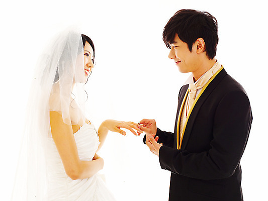 포토 JPG 스튜디오촬영 커플 드레스 여자 기념일 남자 신부 웨딩드레스 포즈 신랑 결혼 프로포즈 면사포 실내 서기 미소 웃음 사람 동양인 정장 턱시도 손짓 이벤트 상반신 20대 성인 두명 청춘 마주보기 한국인 반지 결혼반지 커플반지 청년만 성인만 국내포토 옷 컨셉 장신구 관계 모션 표정 인종 청년 내부 결혼소품 파일형식