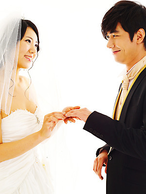 포토 JPG 스튜디오촬영 커플 드레스 여자 기념일 남자 신부 웨딩드레스 포즈 신랑 결혼 프로포즈 면사포 실내 서기 미소 웃음 사람 동양인 정장 턱시도 손짓 이벤트 상반신 20대 성인 두명 청춘 마주보기 한국인 청년만 성인만 국내포토 옷 컨셉 관계 모션 표정 인종 청년 내부 결혼소품 파일형식