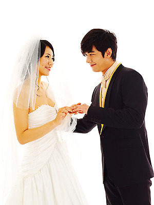 포토 JPG 스튜디오촬영 커플 드레스 여자 기념일 남자 신부 웨딩드레스 포즈 신랑 결혼 프로포즈 면사포 실내 서기 미소 웃음 사람 동양인 정장 턱시도 손짓 이벤트 상반신 20대 성인 두명 청춘 마주보기 한국인 반지 결혼반지 커플반지 청년만 성인만 국내포토 옷 컨셉 장신구 관계 모션 표정 인종 청년 내부 결혼소품 파일형식