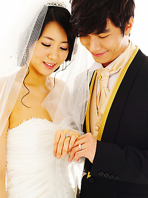 포토 JPG 스튜디오촬영 커플 드레스 여자 기념일 남자 신부 웨딩드레스 포즈 신랑 결혼 프로포즈 왕관 면사포 실내 서기 미소 웃음 사람 동양인 정장 턱시도 손짓 이벤트 상반신 20대 성인 두명 청춘 한국인 반지 티아라 결혼반지 커플반지 청년만 성인만 국내포토 옷 컨셉 장신구 관계 모션 표정 인종 청년 내부 결혼소품 파일형식