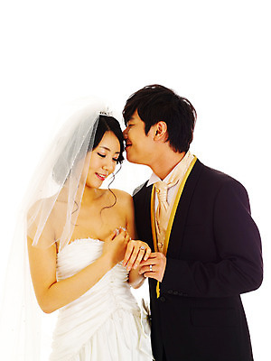 포토 JPG 스튜디오촬영 커플 드레스 여자 기념일 남자 신부 웨딩드레스 포즈 신랑 결혼 프로포즈 왕관 면사포 실내 서기 미소 웃음 사람 동양인 정장 턱시도 손짓 이벤트 상반신 20대 성인 두명 청춘 한국인 반지 티아라 결혼반지 커플반지 청년만 성인만 국내포토 옷 컨셉 장신구 관계 모션 표정 인종 청년 내부 결혼소품 파일형식