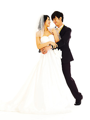 포토 JPG 스튜디오촬영 전신 커플 드레스 여자 기념일 남자 신부 웨딩드레스 포즈 신랑 결혼 안기 면사포 실내 서기 미소 웃음 누끼 사람 동양인 정장 턱시도 손짓 이벤트 20대 성인 두명 청춘 마주보기 한국인 청년만 성인만 국내포토 옷 컨셉 관계 모션 표정 인종 청년 내부 결혼소품 파일형식