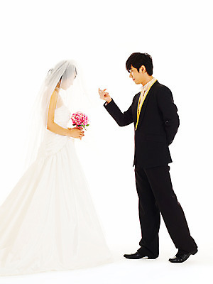 포토 JPG 스튜디오촬영 전신 커플 드레스 여자 기념일 남자 꽃 신부 부케 웨딩드레스 포즈 신랑 결혼 면사포 실내 서기 사람 동양인 정장 턱시도 손짓 이벤트 20대 성인 두명 청춘 마주보기 한국인 청년만 성인만 국내포토 식물 옷 꽃다발 컨셉 관계 모션 인종 청년 내부 결혼소품 파일형식