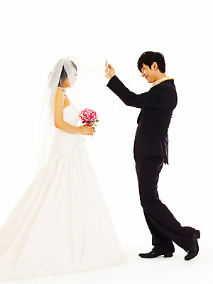 포토 JPG 스튜디오촬영 전신 커플 드레스 여자 기념일 남자 꽃 신부 부케 웨딩드레스 포즈 신랑 결혼 면사포 실내 서기 미소 웃음 사람 동양인 정장 턱시도 손짓 이벤트 20대 성인 두명 청춘 마주보기 한국인 청년만 성인만 국내포토 식물 옷 꽃다발 컨셉 관계 모션 표정 인종 청년 내부 결혼소품 파일형식