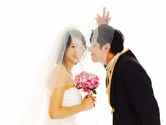 포토 JPG 스튜디오촬영 커플 드레스 여자 기념일 남자 꽃 신부 부케 웨딩드레스 포즈 신랑 결혼 면사포 실내 서기 미소 웃음 사람 동양인 정장 턱시도 손짓 이벤트 상반신 20대 성인 두명 청춘 한국인 청년만 성인만 국내포토 식물 옷 꽃다발 컨셉 관계 모션 표정 인종 청년 내부 결혼소품 파일형식