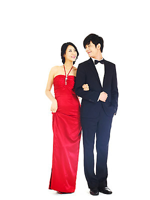 포토 JPG 스튜디오촬영 전신 커플 드레스 여자 기념일 남자 신부 포즈 신랑 결혼 나비넥타이 실내 서기 미소 웃음 누끼 사람 동양인 정장 턱시도 손짓 이벤트 20대 성인 두명 빨간색 청춘 팔짱 한국인 이브닝드레스 에프터드레스 피로연드레스 청년만 성인만 국내포토 옷 컬러 컨셉 관계 모션 넥타이 표정 인종 청년 내부 파일형식