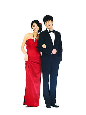 포토 JPG 스튜디오촬영 전신 커플 드레스 여자 기념일 남자 신부 포즈 신랑 결혼 나비넥타이 실내 서기 미소 웃음 누끼 사람 동양인 정장 턱시도 손짓 이벤트 20대 성인 두명 빨간색 청춘 팔짱 한국인 이브닝드레스 코사지 에프터드레스 코르사주 피로연드레스 청년만 성인만 국내포토 옷 컬러 컨셉 장신구 관계 모션 넥타이 표정 인종 청년 내부 장식 파일형식