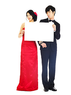 포토 JPG 스튜디오촬영 전신 커플 드레스 여자 기념일 남자 신부 포즈 신랑 결혼 나비넥타이 알림판 실내 서기 누끼 사람 동양인 정장 턱시도 손짓 이벤트 20대 성인 두명 빨간색 청춘 한국인 분노 알림 메모판 이브닝드레스 코사지 에프터드레스 코르사주 토라짐 피로연드레스 청년만 성인만 국내포토 옷 감정 컬러 컨셉 장신구 관계 모션 넥타이 인종 청년 내부 장식 파일형식