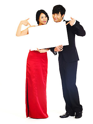 포토 JPG 스튜디오촬영 전신 커플 드레스 여자 기념일 남자 신부 포즈 신랑 결혼 나비넥타이 알림판 실내 서기 미소 누끼 사람 동양인 정장 턱시도 손짓 이벤트 20대 성인 두명 빨간색 청춘 한국인 엄지손가락 검지손가락 가리킴 알림 메모판 이브닝드레스 에프터드레스 집게손가락 피로연드레스 청년만 성인만 국내포토 옷 컬러 컨셉 손가락 관계 모션 넥타이 표정 인종 청년 내부 파일형식