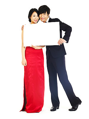 포토 JPG 스튜디오촬영 전신 커플 드레스 여자 기념일 남자 신부 포즈 신랑 결혼 나비넥타이 안내 알림판 실내 서기 미소 웃음 누끼 사람 동양인 정장 턱시도 손짓 이벤트 20대 성인 두명 빨간색 청춘 한국인 알림 메모판 이브닝드레스 에프터드레스 피로연드레스 청년만 성인만 국내포토 옷 컬러 컨셉 관계 모션 넥타이 표정 인종 청년 내부 파일형식