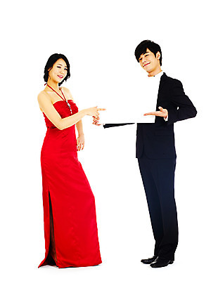 포토 JPG 스튜디오촬영 전신 커플 드레스 여자 기념일 남자 신부 포즈 신랑 결혼 나비넥타이 안내 알림판 실내 손바닥 서기 미소 웃음 누끼 사람 동양인 정장 턱시도 손짓 이벤트 20대 성인 두명 빨간색 청춘 한국인 엄지손가락 검지손가락 가리킴 알림 메모판 이브닝드레스 에프터드레스 집게손가락 피로연드레스 청년만 성인만 국내포토 손 옷 컬러 컨셉 손가락 관계 모션 넥타이 표정 인종 청년 내부 파일형식