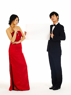 포토 JPG 스튜디오촬영 전신 커플 드레스 여자 기념일 남자 신부 포즈 신랑 결혼 생각 상상 나비넥타이 안내 알림판 실내 서기 미소 웃음 누끼 사람 동양인 정장 턱시도 손짓 이벤트 20대 성인 두명 빨간색 청춘 한국인 알림 메모판 이브닝드레스 에프터드레스 피로연드레스 청년만 성인만 국내포토 옷 컬러 컨셉 관계 모션 넥타이 표정 인종 청년 내부 파일형식