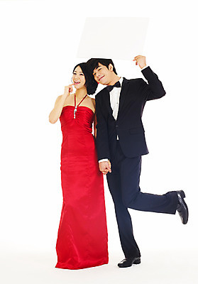 포토 JPG 스튜디오촬영 전신 커플 드레스 여자 기념일 남자 신부 포즈 신랑 결혼 나비넥타이 안내 알림판 실내 서기 미소 웃음 누끼 사람 동양인 정장 턱시도 손짓 이벤트 20대 성인 두명 빨간색 청춘 한국인 알림 메모판 이브닝드레스 에프터드레스 피로연드레스 청년만 성인만 국내포토 옷 컬러 컨셉 관계 모션 넥타이 표정 인종 청년 내부 파일형식