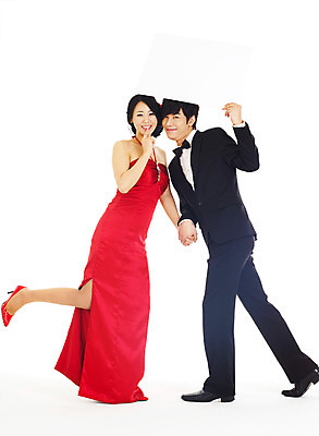 포토 JPG 스튜디오촬영 전신 커플 드레스 여자 기념일 남자 신부 포즈 신랑 결혼 나비넥타이 안내 알림판 실내 서기 미소 웃음 누끼 사람 동양인 정장 턱시도 손짓 이벤트 20대 성인 두명 빨간색 청춘 한국인 알림 메모판 이브닝드레스 에프터드레스 피로연드레스 청년만 성인만 국내포토 옷 컬러 컨셉 관계 모션 넥타이 표정 인종 청년 내부 파일형식