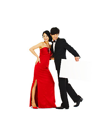 포토 JPG 스튜디오촬영 전신 커플 드레스 여자 기념일 남자 신부 포즈 신랑 결혼 나비넥타이 안내 알림판 실내 서기 미소 웃음 누끼 사람 동양인 정장 턱시도 손짓 이벤트 20대 성인 두명 빨간색 청춘 한국인 알림 메모판 이브닝드레스 에프터드레스 피로연드레스 청년만 성인만 국내포토 옷 컬러 컨셉 관계 모션 넥타이 표정 인종 청년 내부 파일형식